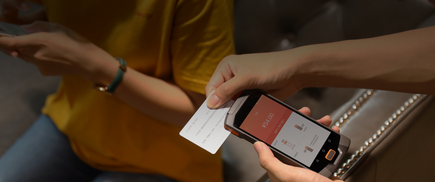 Ein Zahlungsvorgang mit Bankkarte wird mit dem Sunmi P2 Lite durchgeführt