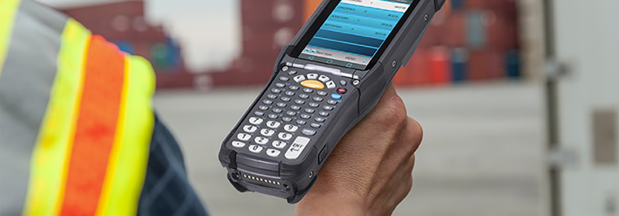 Zebra MC9300 in der Hand eines Lagerarbeiters