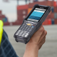 Zebra MC9300 in der Hand eines Lagerarbeiters