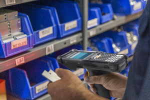 Mobilcomputer scannt Barcodes im Kleinteilelager