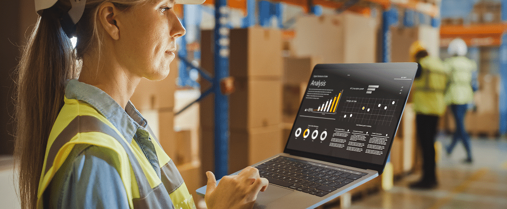 Frau bedient Lagersoftware für Lagerlogistik