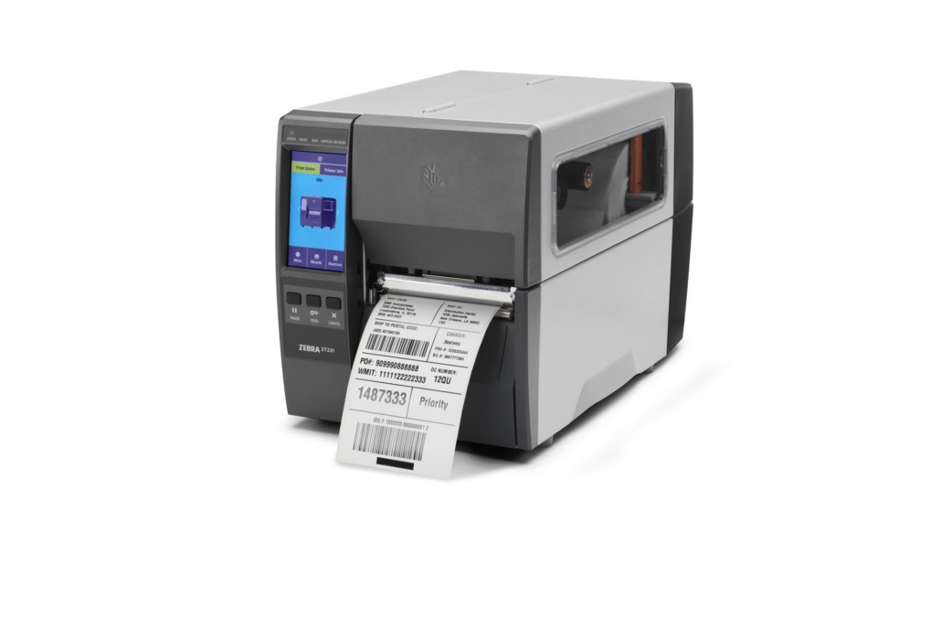 Der Etikettendrucker Zebra ZT231 druckt ein Versandetikett.