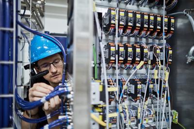 Servicetechniker installiert einen Serverschrank mithilfe einer Datenbrille