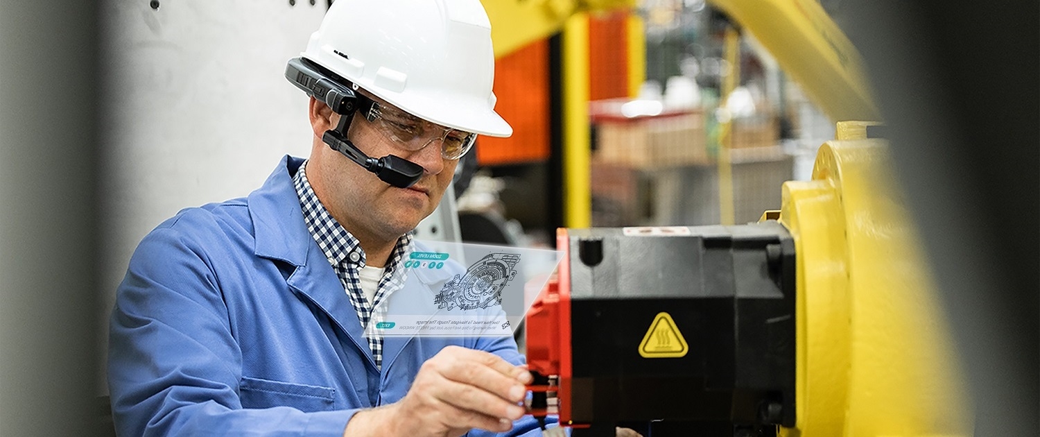 Ein Remote Assistance Einsatz bei dem ein Techniker mit einer Datenbrille eine Maschine wartet