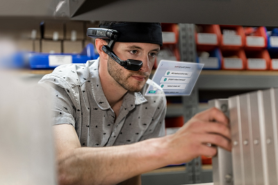 Techniker trägt eine Datenbrille und sieht vor sich den virtuellen Bildschirm