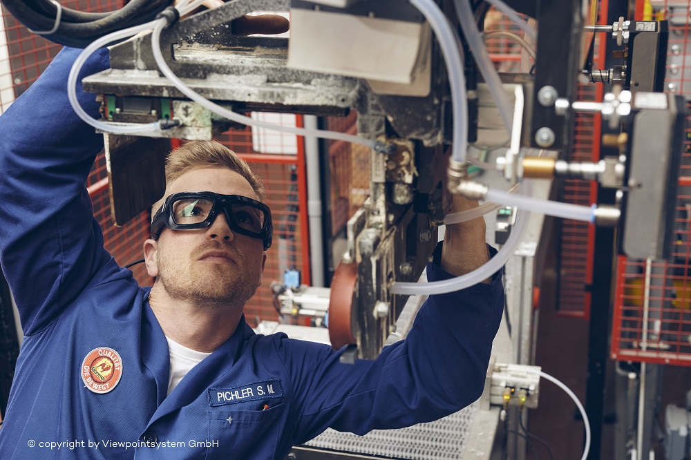 Servicetechniker trägt VPS 19 Smart Glasses bei Wartung von Industrieanlage