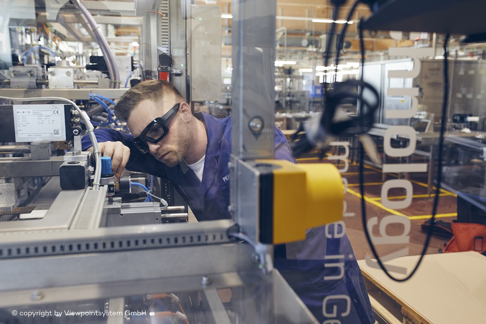 Servicetechniker richtet eine Produktionsanlage ein mit einer Smart Glass von Viewpointsystem