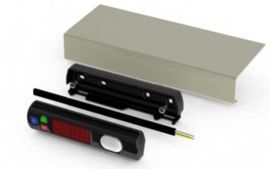 Das montagefertige Lichtmodul von Pick to Light Systems vor einer Kunststoffplatte