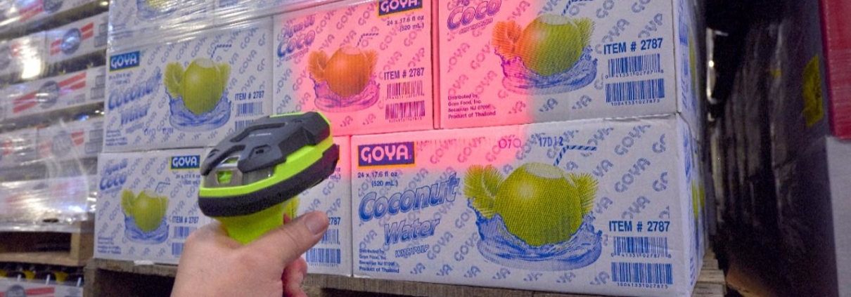 Mitarbeiter erfasst einen Barcode mit einem Barcodescanner für die Lagerverwaltung
