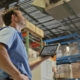 Lagerarbeiter bedient Warehouse Management System auf einem Tablet