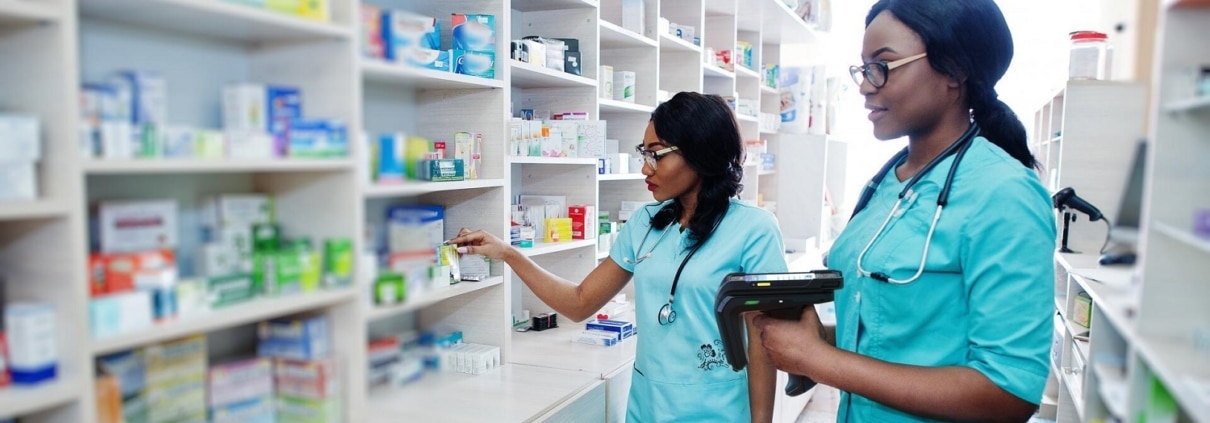 Mitarbeiterinnen erfassen Artikel für die Lagerverwaltung in Apotheken