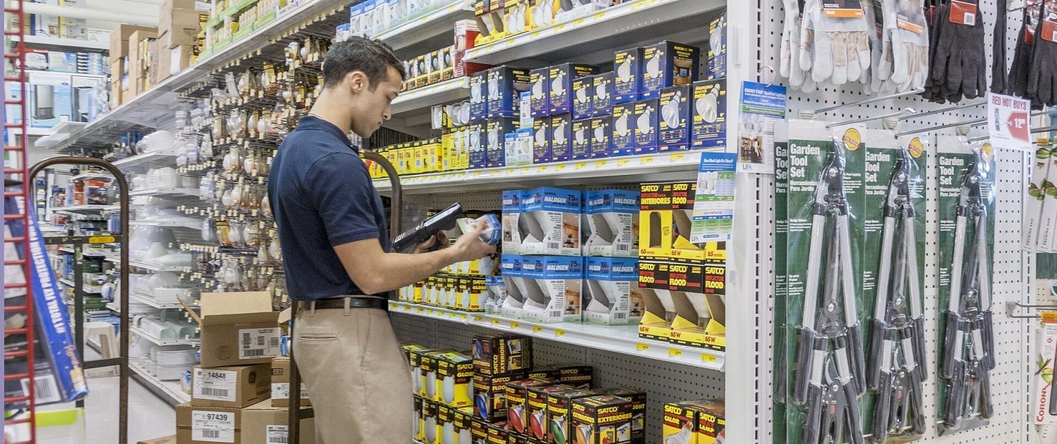 Einzelhandel Mitarbeiter führt eine Inventur mit Barcode Scanner durch